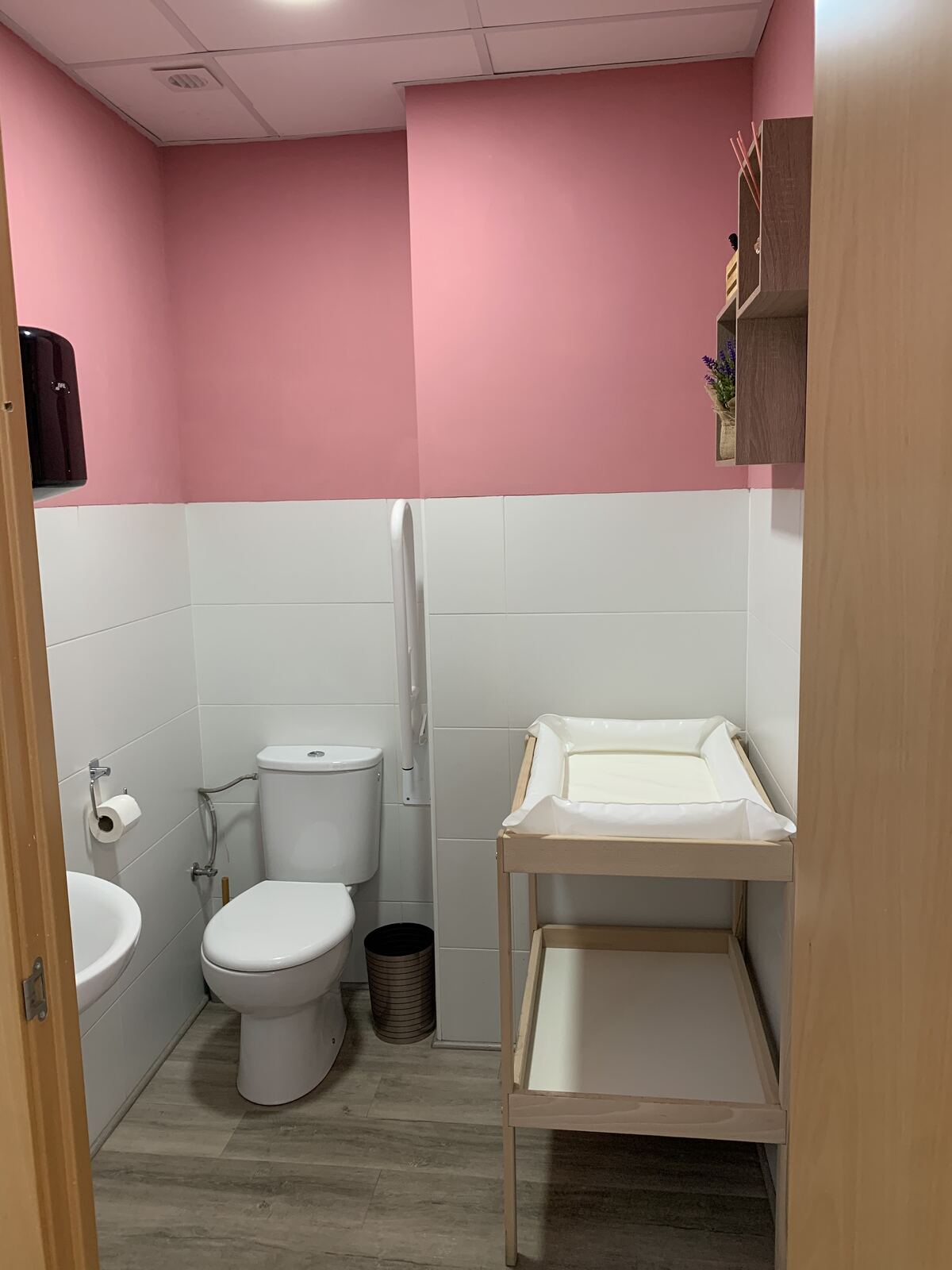 Baño infantil con cambiador
