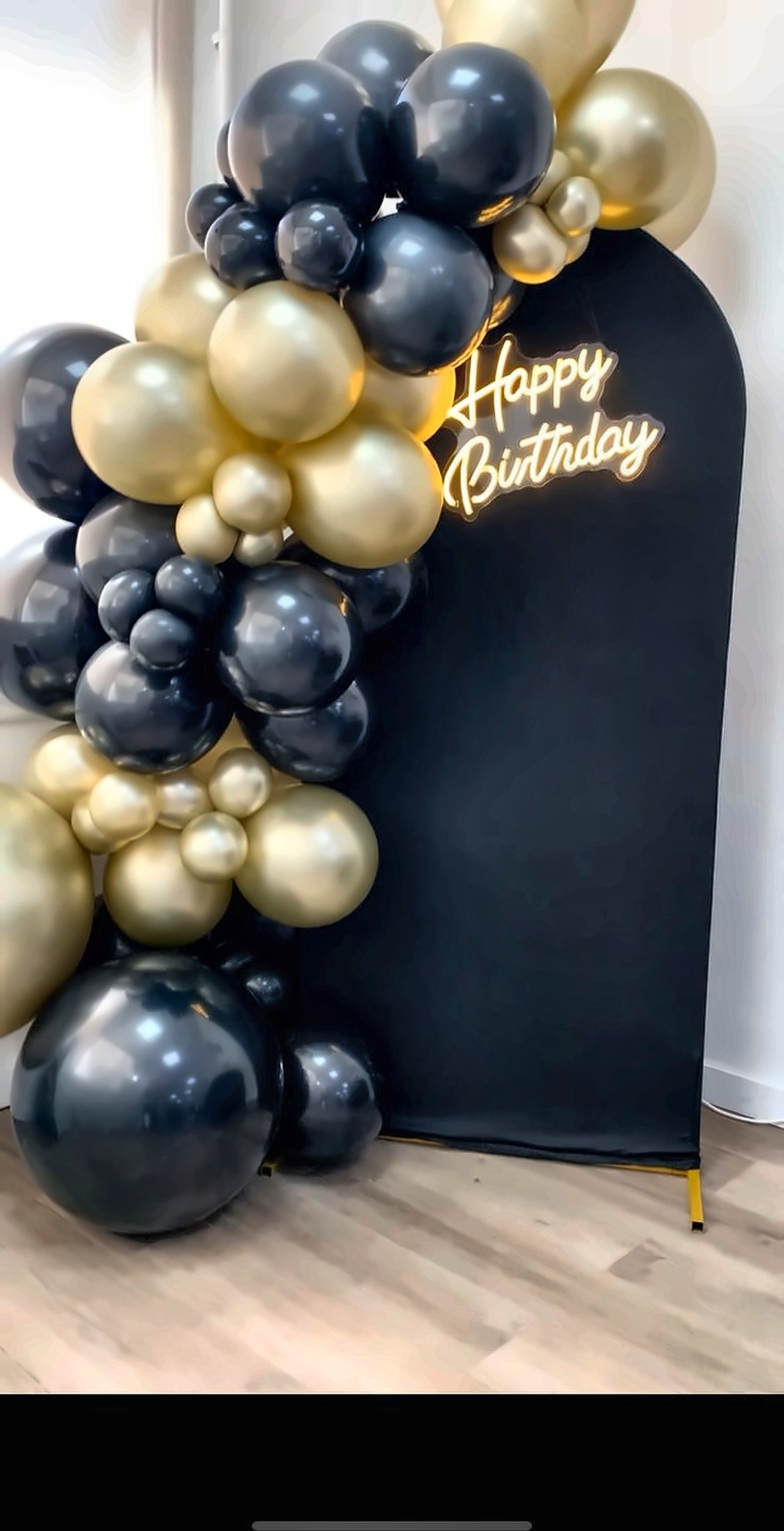 Decoración básica en negro y dorado